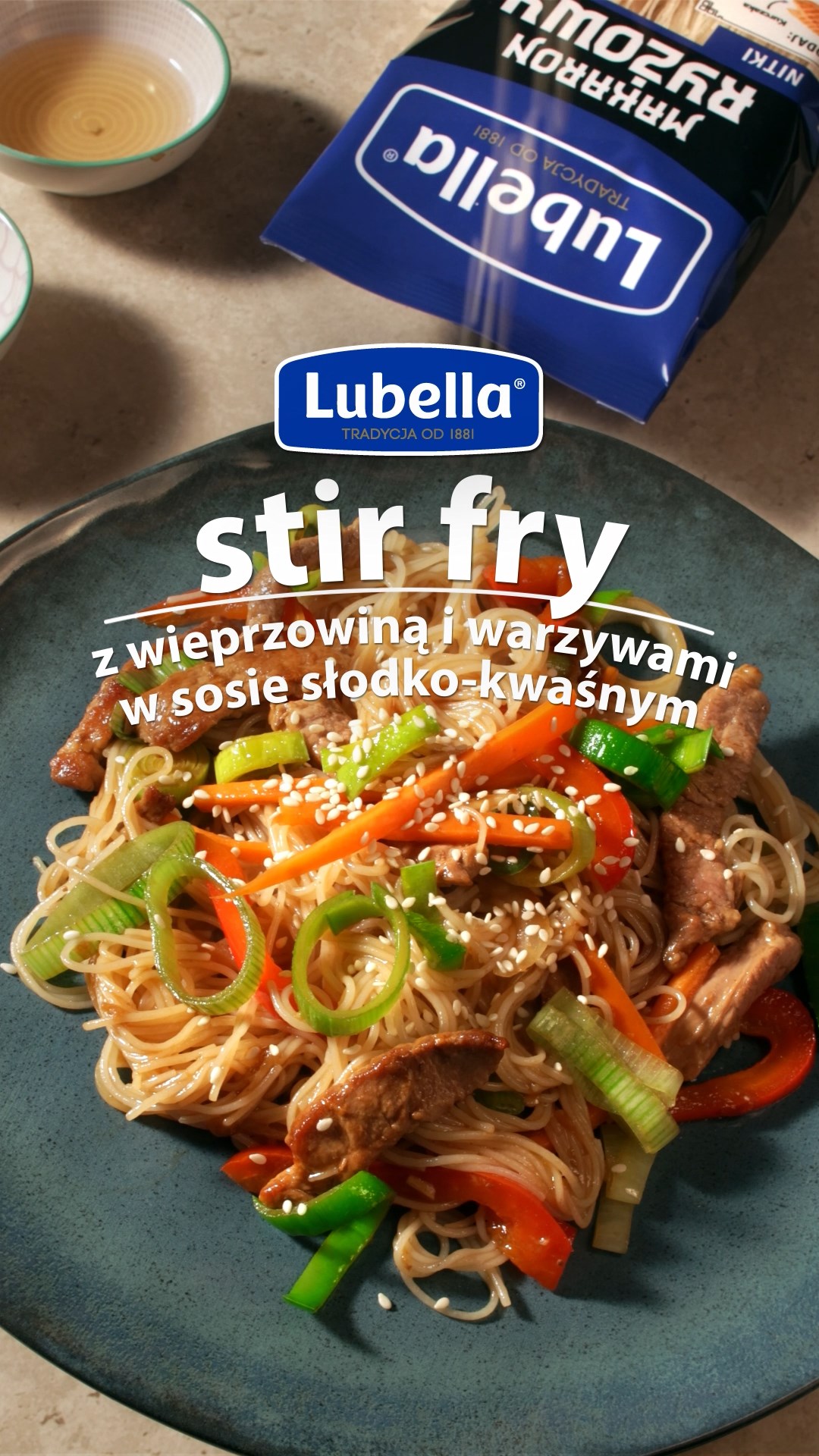Stir fry z wieprzowiną, warzywami i sosem słodko-kwaśnym
