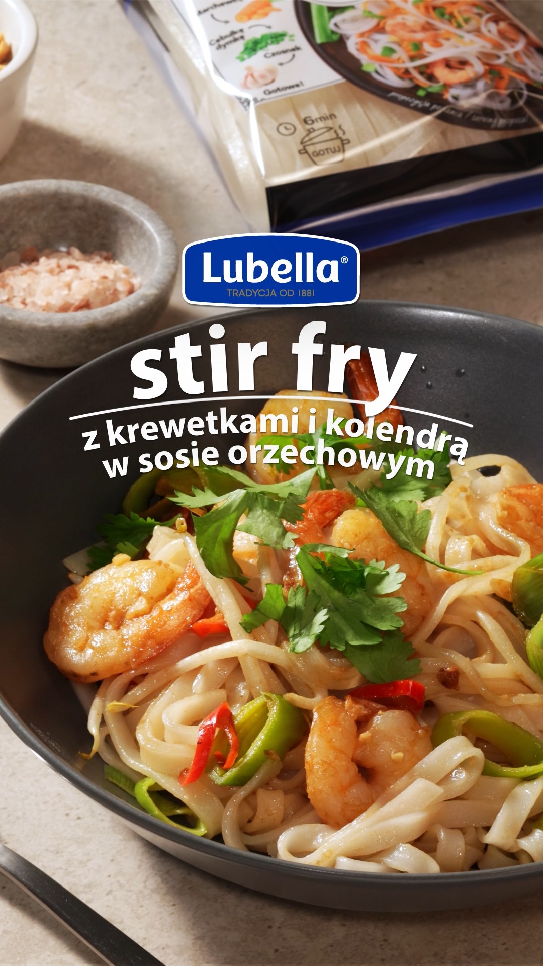 Stir fry z krewetkami, kurczakiem, kolendrą i masłem orzechowym
